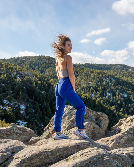 Performance-Joggerhose, blaue Hose mit Bündchen und Kordel am Bund