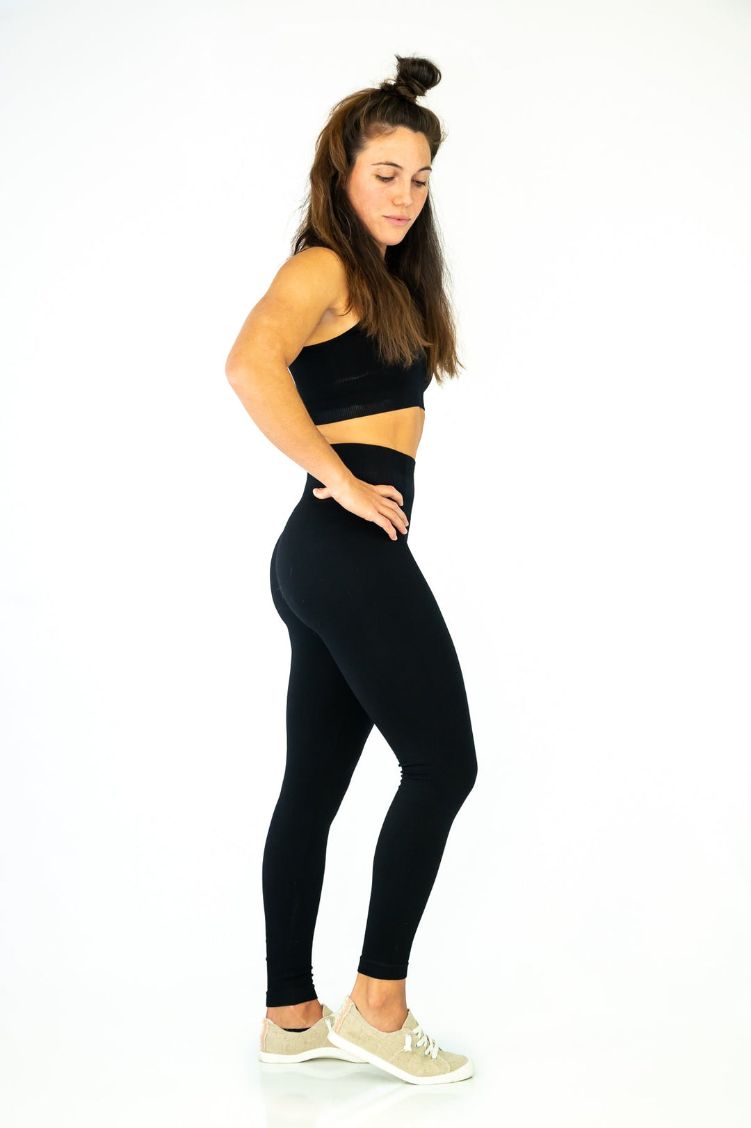 Cloud Set Jet Black: sport-bh med racerback og leggings, frontvisning på hvit bakgrunn