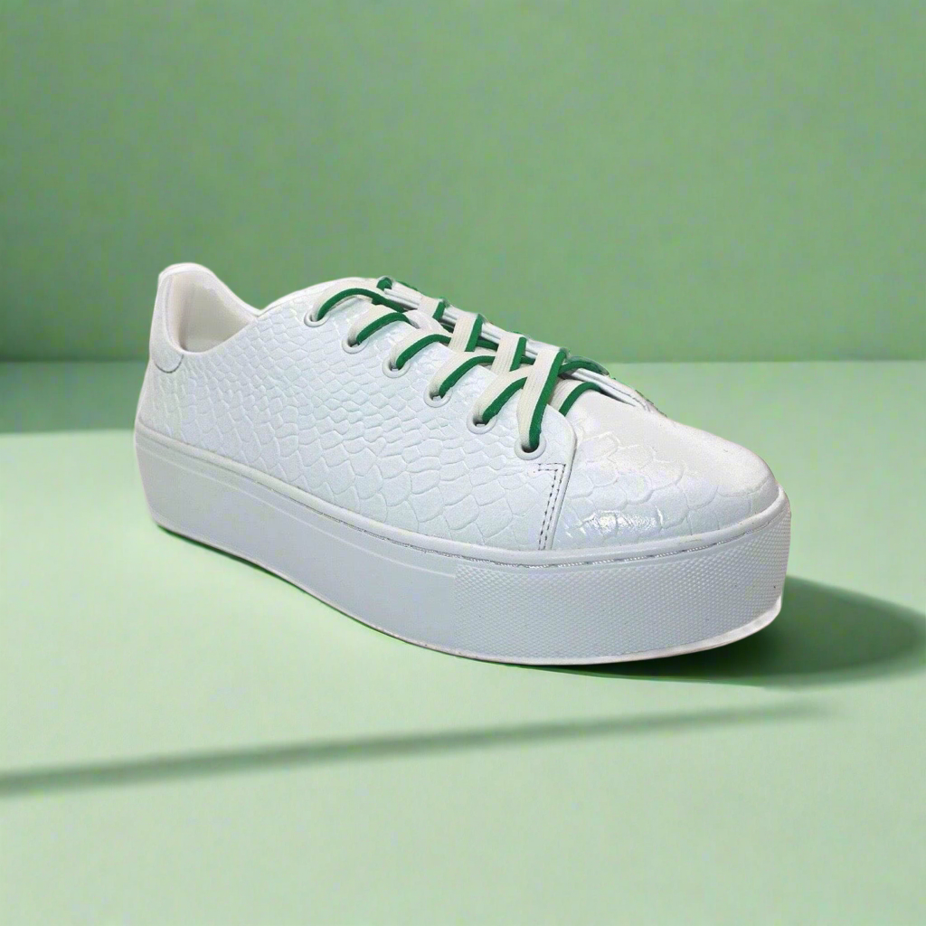 Weiße Michaela V-Sneaker mit Schlangenmuster, grünen Schnürsenkeln und Plateau-Sohle