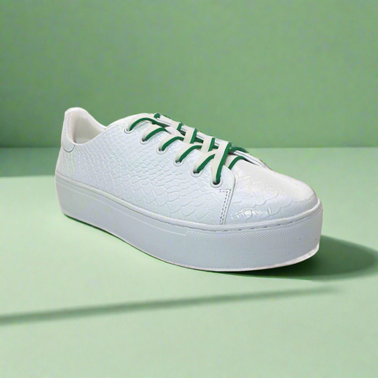 Weiße Michaela V-Sneaker mit Schlangenmuster, grünen Schnürsenkeln und Plateau-Sohle