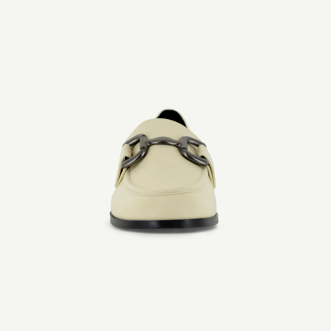 Loafer ecru vista posteriore con fibbia grigia e suola nera