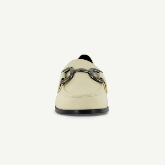 Loafer ecru vista posteriore con fibbia grigia e suola nera