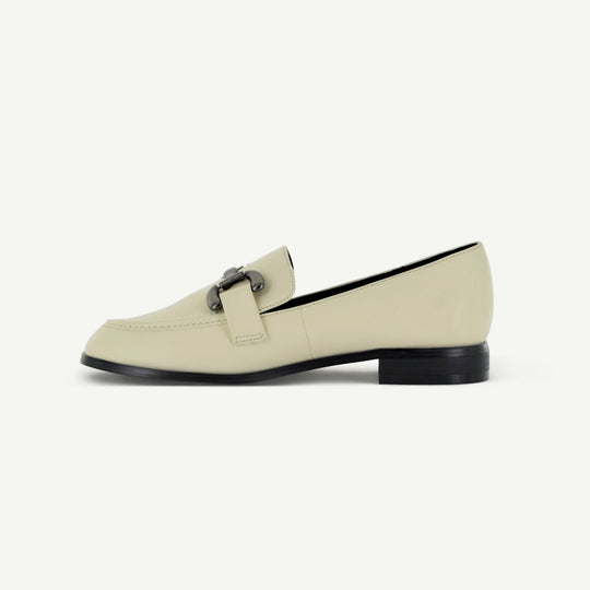 Loafer ecru vista laterale con cinturino e fibbia grigia, tacco nero