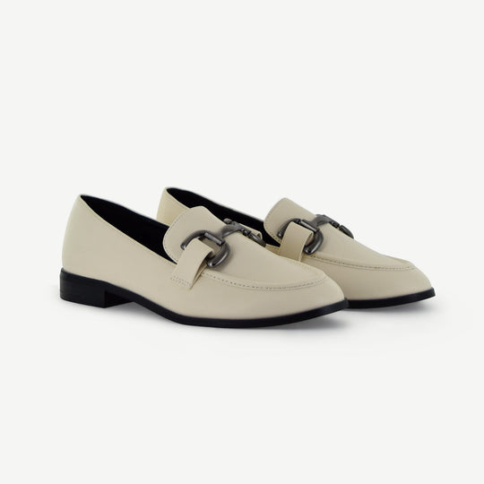 Coppia loafer ecru con fibbia grigia e tacco basso nero