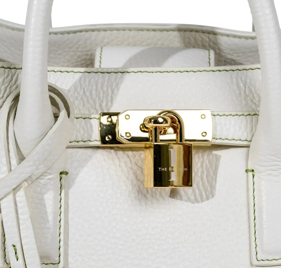 THE SHARON CLAUDIA Handtasche Creme: Detailaufnahme Schloss und Innenlasche oben