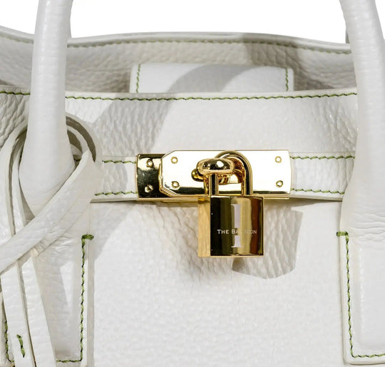 THE SHARON CLAUDIA Handtasche Creme: Detailaufnahme Schloss und Innenlasche oben
