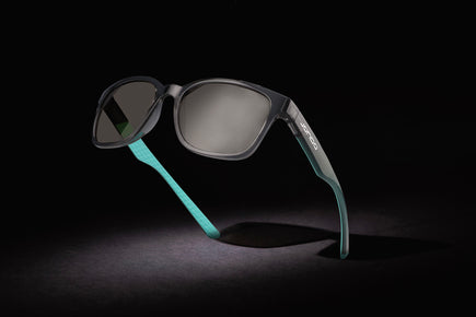 Sandy Golf Sunglasses mit dunklem Rahmen und getönten Gläsern, Seitenprofil