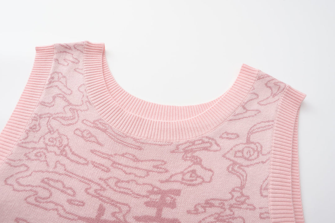 Ribbed crewneck sweater vest in light pink with all-over jacquard line pattern