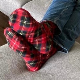 Karierte Fleece-Socken am Fuß in geradem Stand, rot mit dunkelblauem/grün-gelbem Karo