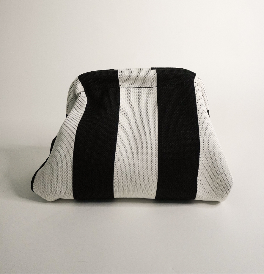 The Original Everywhere Clutch: schwarze und weiße gestreifte Clutch, vorne gerundet