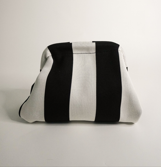 The Original Everywhere Clutch: schwarze und weiße gestreifte Clutch, vorne gerundet