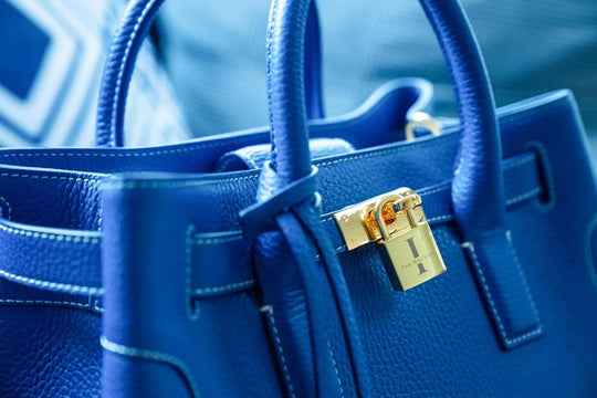 THE SHARON CLAUDIA Handtasche Royal Blue: Detail Schlossriegel und vordere Taschenklappe