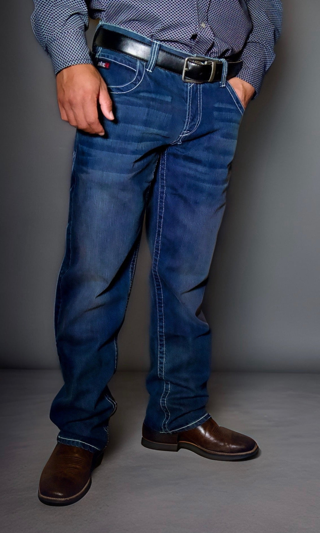 FR boot-cut jeans blue denim, black belt with metal buckle, angled front pockets
