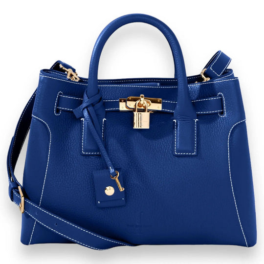 THE SHARON CLAUDIA Handtasche Royal Blue, goldfarbene Schließe, Schlüsselanhänger am Riemen