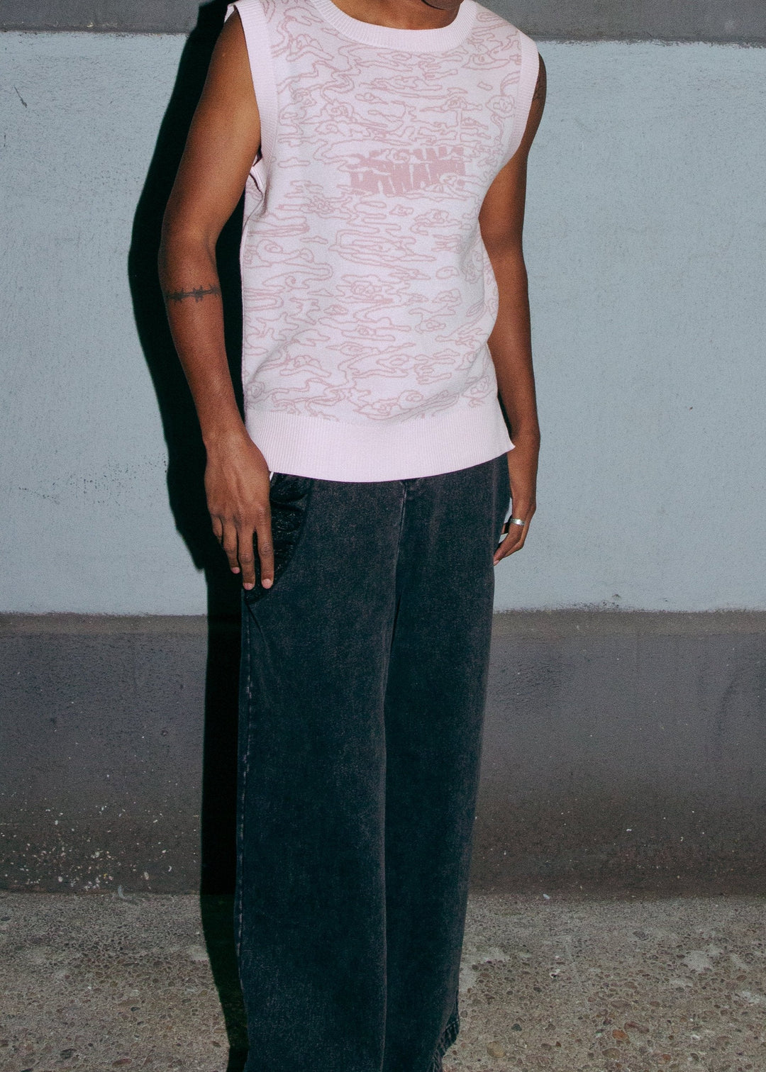Cai double-sided jacquard sweater vest, light pink with all-over line graphic
