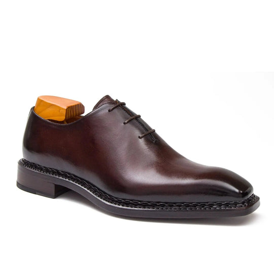 Dunkelbrauner Oxford-Schuh für Herren, Vorderansicht mit Schnürung und Glanzoberfläche
