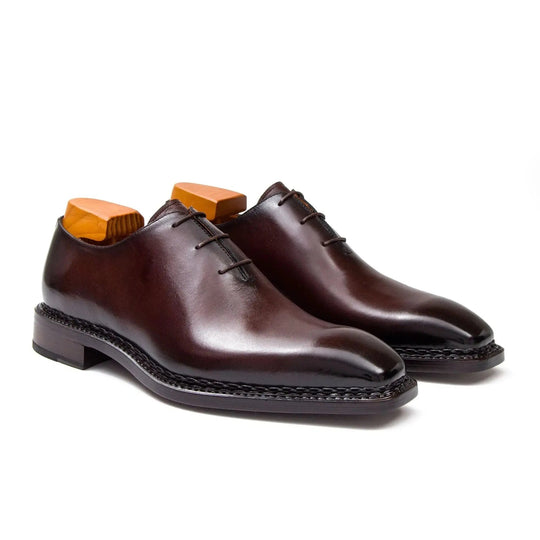 Dunkelbraune Oxford-Schuhe für Herren, seitliche Ansicht mit Schnürung und abgesetzter Sohle