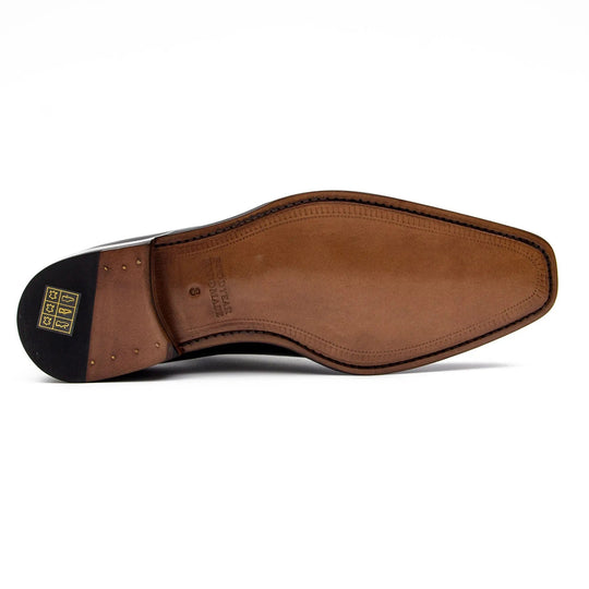 Außensohle eines braunen Leder-Horsebit-Loafers, gestanztes Markenlogo im Fußbett