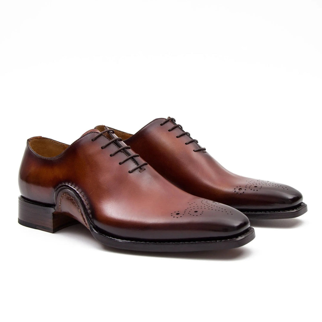 Braune Oxford-Schuhe, Vorderansicht mit Schnürung und geschliffener Wölbung am Schuh