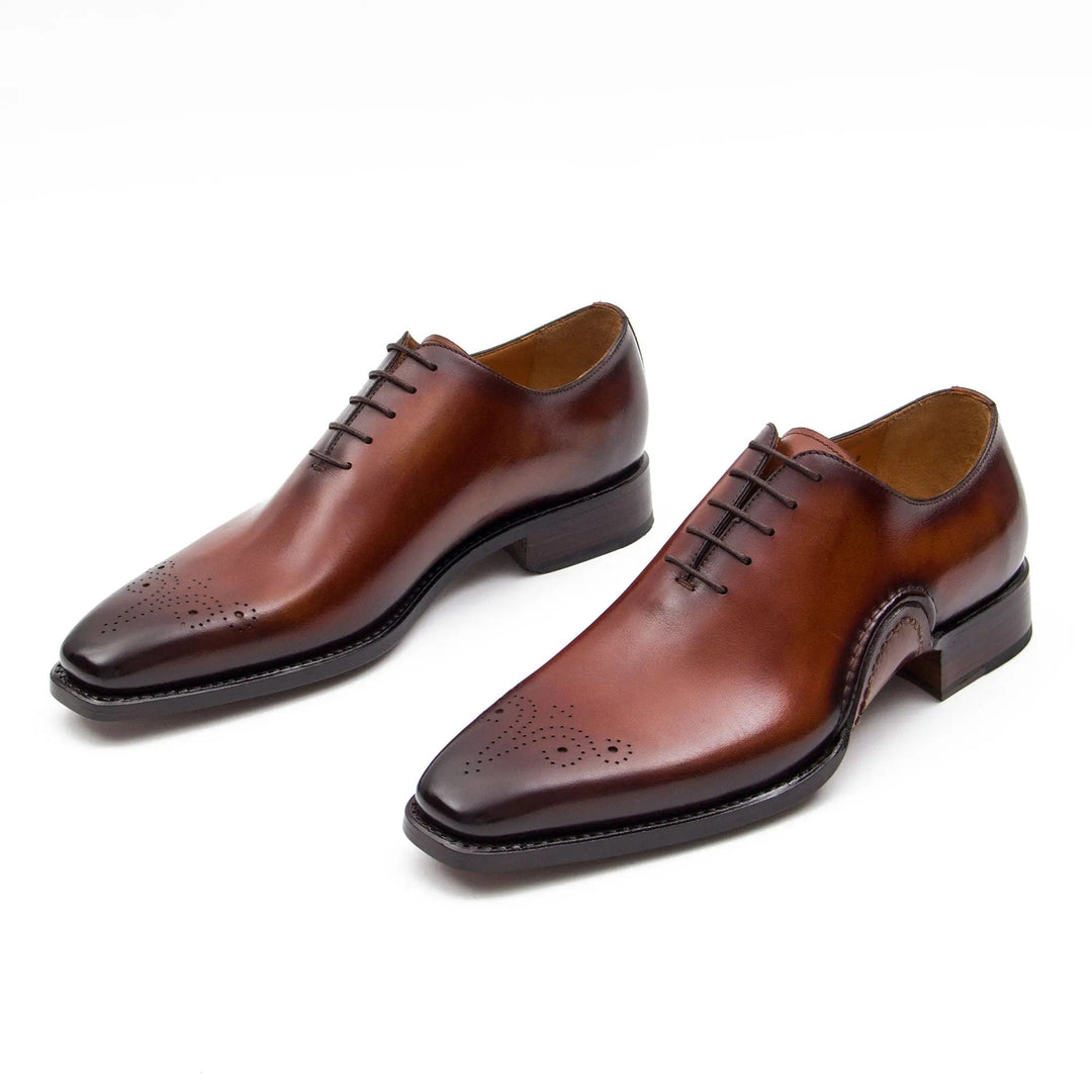Braune Oxford-Schuhe im Paar-Ansicht, mit Lochmuster an der Zehenkappe