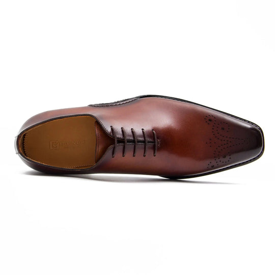Brauner Oxford-Schuh seitlich, offene Schuhkappe mit Schnürung und Lochmuster