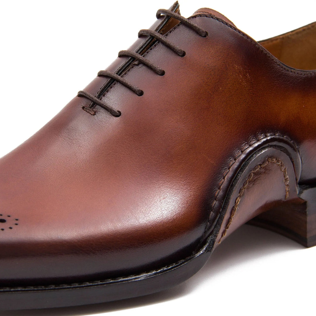 Detailansicht: braune Lederschnürung und abgesetzter Rand am Oxford-Schuh
