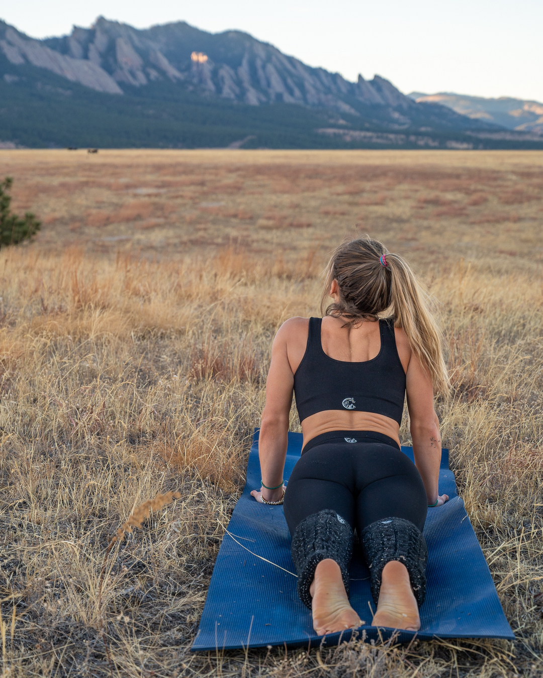 Cloud Set Jet Black: sport-bh med åpen rygg og matchende leggings i ribbet stoff
