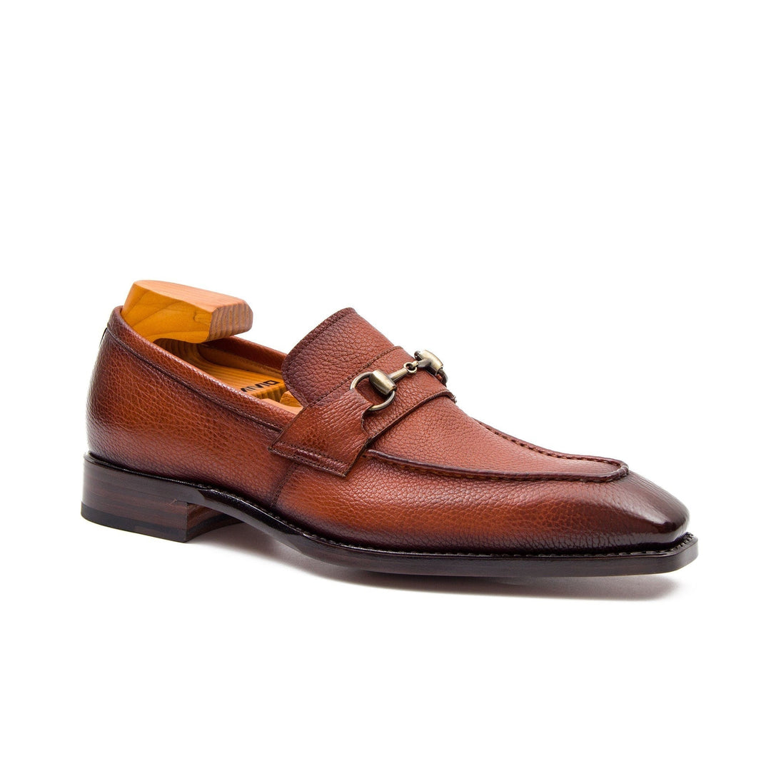 Brauner Lederloafer mit Horsebit-Detail, abgerundeter Spitze und dunkler Sohle