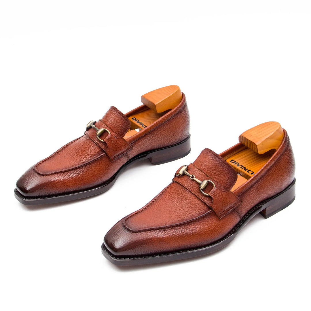 Braune Leder-Slip-Ons mit Horsebit-Buckle und geformter Ziernaht am Vorderteil