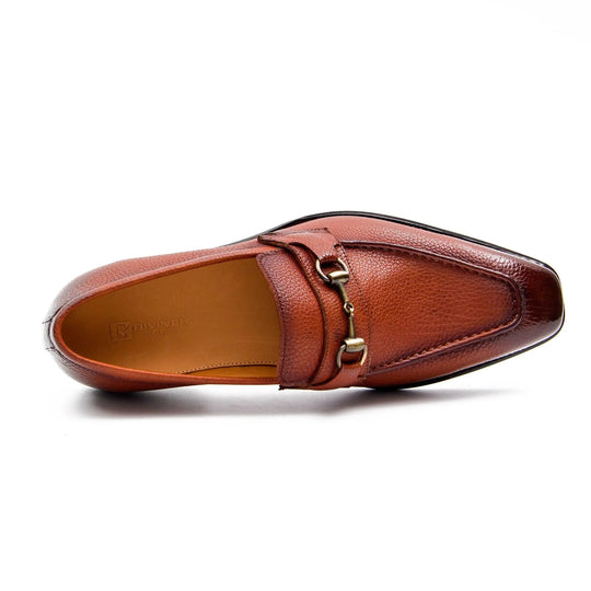Seitenansicht: brauner Lederloafer mit Horsebit-Verschluss und innenliegendem Branding