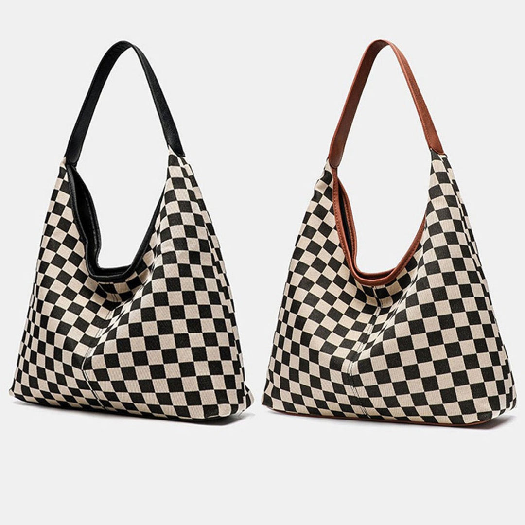 Zwei Hobo Bags: links schwarz mit Karomuster, rechts cognacfarben mit Karomuster
