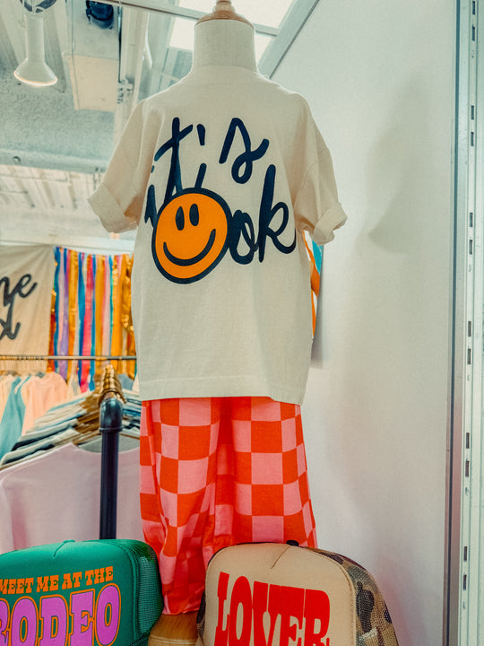 Kinder-T-Shirt (Ivory) mit Rückenprint „It’s ok“ und gelbem Smiley