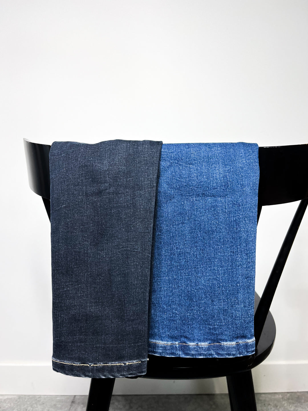 Schmal zulaufende Jeansbeine, dunkler Jeansstoff vorne und hellerer Saum am Bund