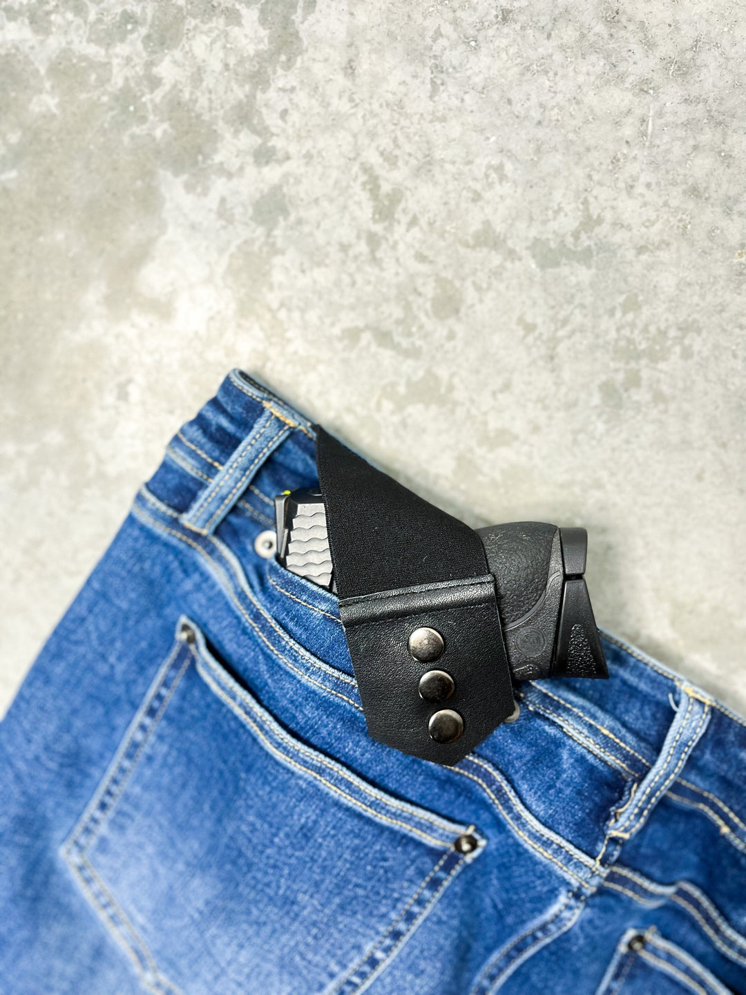 Jeansbund und Taschenbereich mit sichtbarer Knopfleiste und Ziernähten am Beinrand