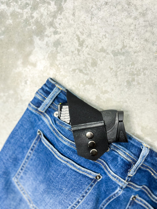 Jeansbund und Taschenbereich mit sichtbarer Knopfleiste und Ziernähten am Beinrand