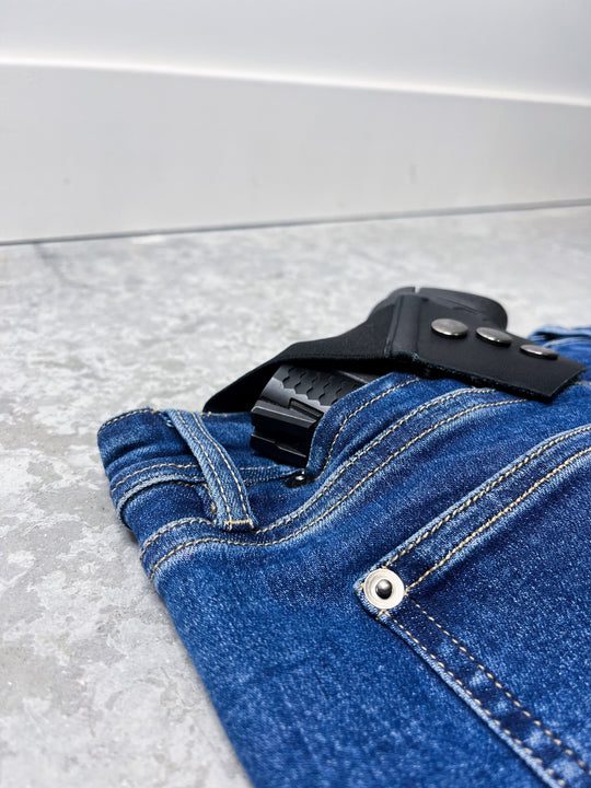 Jeans-Falten am Knöchel mit Ziernähten, dunkler Reißverschluss-und Taschenbereich