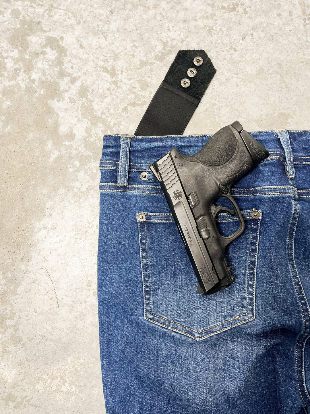 Vorderseite der Skinny-Jeans mit Gesäßtasche, Nieten und Ziersteppnähten