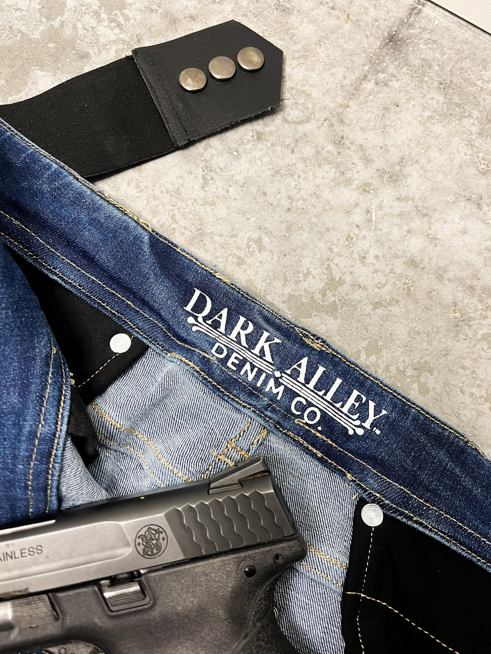 Dark Alley Denim Co Jeansbund mit Label und kleinen Nieten am Innengurt