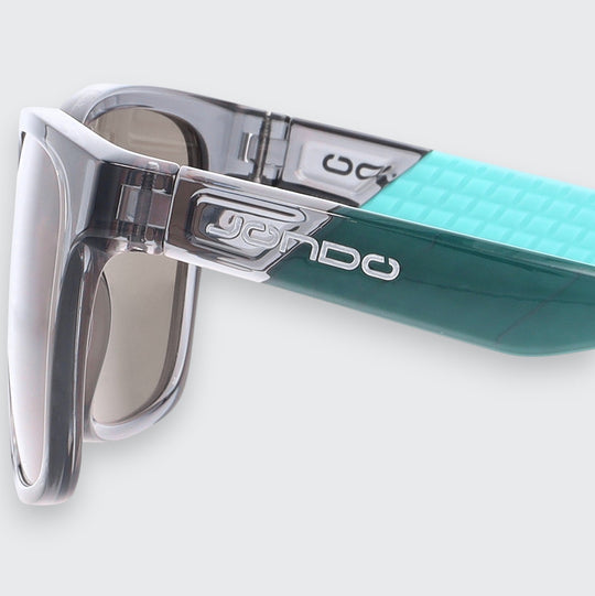 Sandy Golf Sunglasses: Metallbügel mit Logo, türkisfarbener Schaft, Seitenansicht