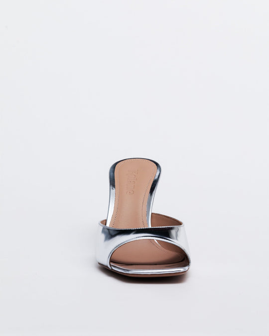 Greta Mule 70 Silber: Rückansicht mit offenem Fersenriemen und Spiegel-Leder