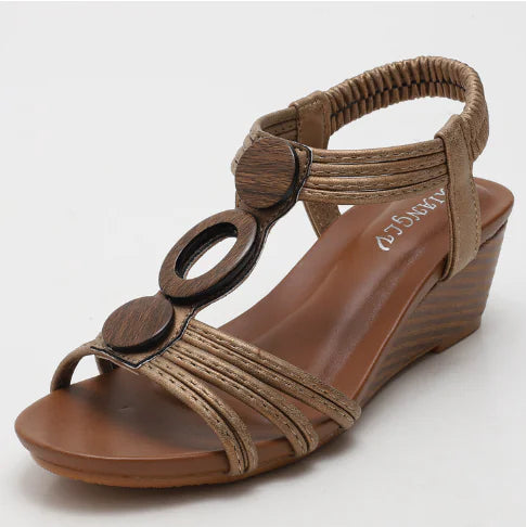 Retro-Römer-Schuhe in Braun: Riemchensandale mit runden Holz-Details und Keilabsatz