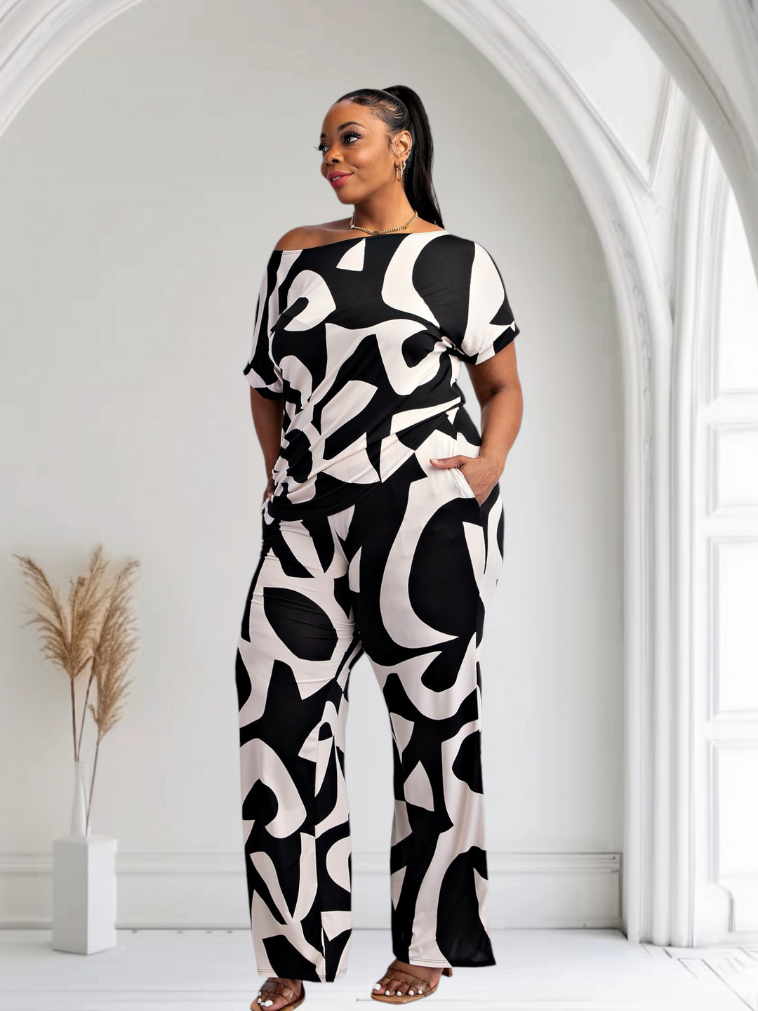 Black and white abstract print matching set with pockets, front view