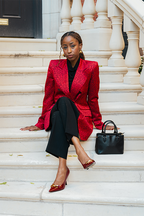 Rot gemusterter Blazer mit Reverskragen und Knöpfen, lässig mit schwarzem Rock/ Hose