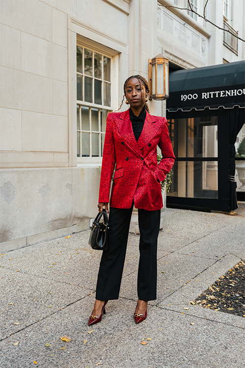 Rot gemusterter Blazer mit Reverskragen und Knopfleiste, schwarze Hose im Look