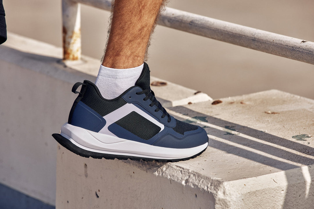 CALTO Q152 sneakers on foot, navy/black lace-up with white sole