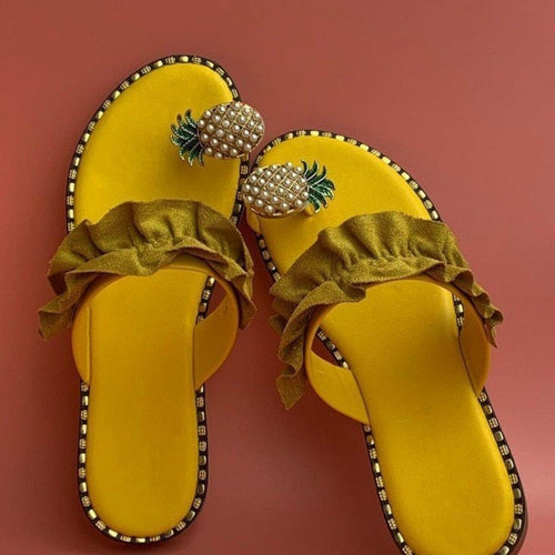 Gelbe Beach-Slides mit Perlen-Ananas-Detail, grünen Blättchen und Rüschen am Riemen