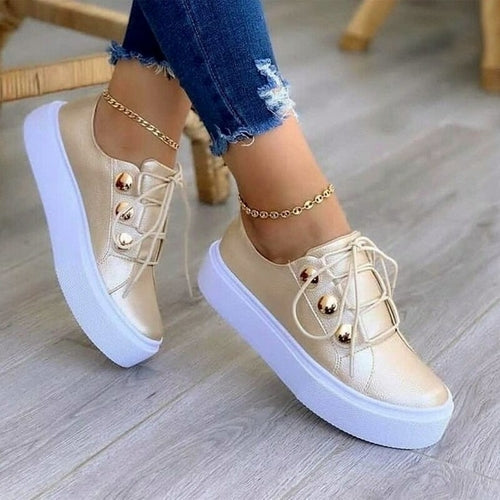 Champagnerfarbene Damen-Sneaker mit Schnürung, goldene Zierknöpfe und Knöchel-Kette