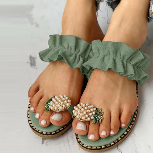 Grüne Flach-Slides mit Perlen-Ananas-Schmuck, grünen Rüschen und breitem Zehenriemen