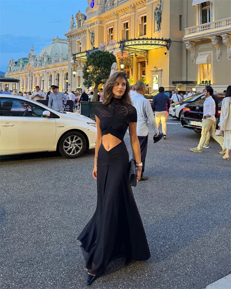 Schwarzes Maxikleid mit kurzem Arm, hoher Taille und seitlicher Drapierung