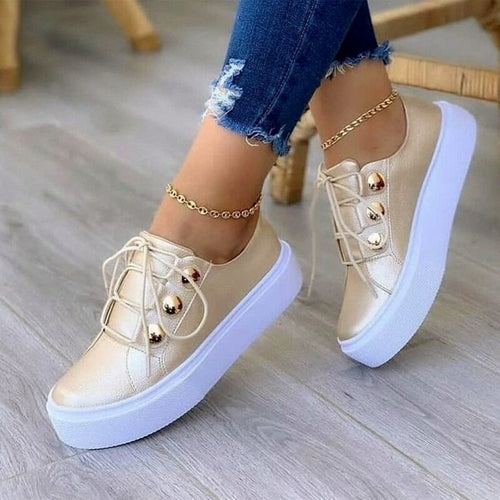 Cremefarbene Damen-Sneaker mit Schnürung und goldenen Zierknöpfen, flache Plattformsohle